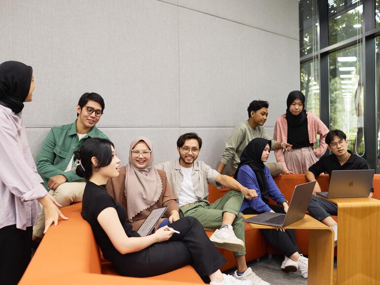 Apple weitet seine Investitionen in Indonesien aus und erweitert die Möglichkeiten für Entwickler:innen, Studierende und Unternehmer:innen, die eine Karriere in der wachsenden iOS App-Economy der Region anstreben.