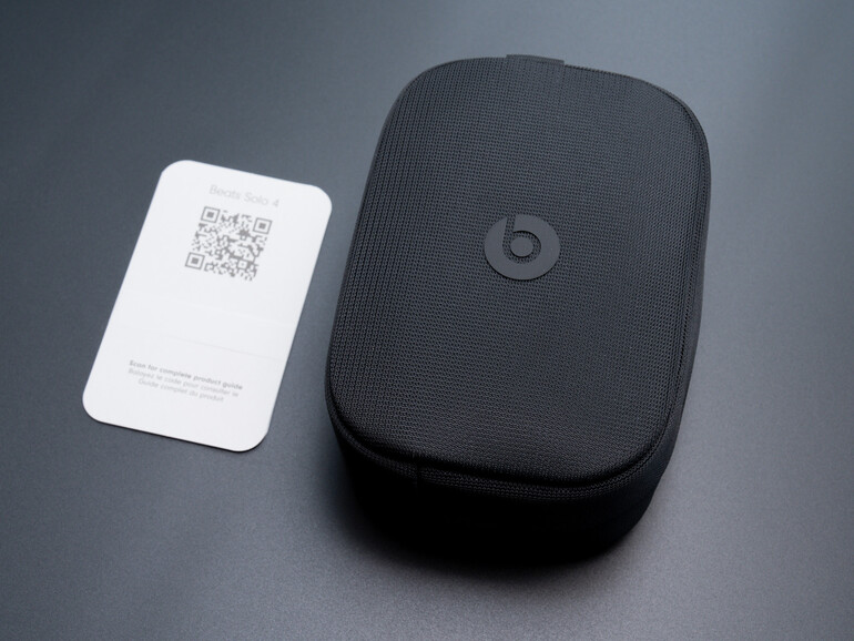 Mit im Karton steckt eine einfache Nylontasche, Fans der Marke erfreuen sich zudem an zwei mitgelieferten Aufklebern.