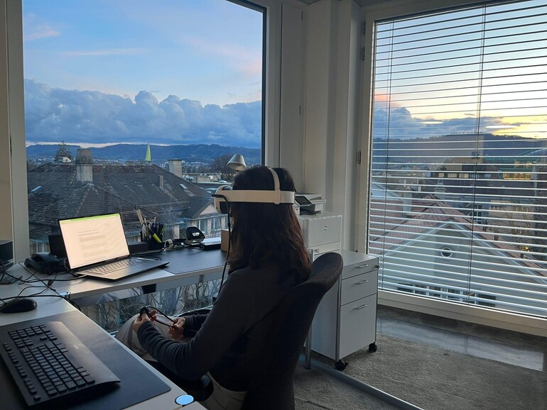 Teilnehmende der Studie nutzten an ihrem Arbeitsplatz eine Mixed-Reality-Brille.