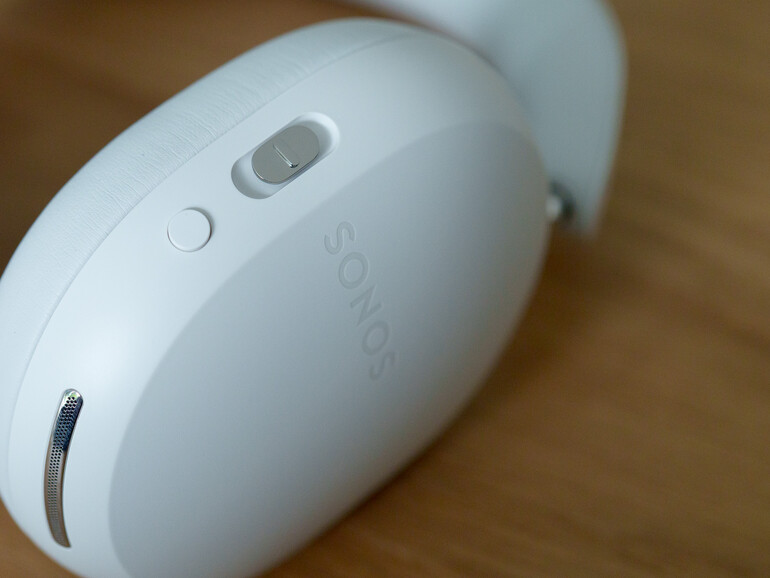 Das Hauptbedienelement der Sonos Ace ist der sogenannte Inhaltsschlüssel, der ähnlich wie die digitale Krone der AirPods Max funktioniert.