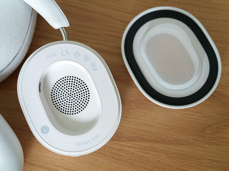 Die Ohrpolster können gewechselt werden, der Mechanismus ist in der Handhabung identisch zu den AirPods Max.