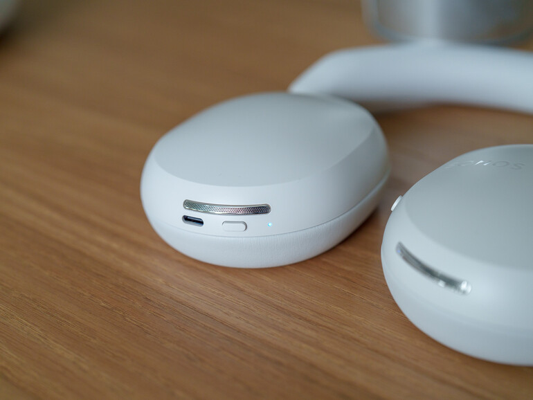 Die Sonos Ace werden über eine USB-C-Buchse geladen. Neben ihr befindet sich die Taste zum Ein- und Ausschalten sowie eine Status-LED.