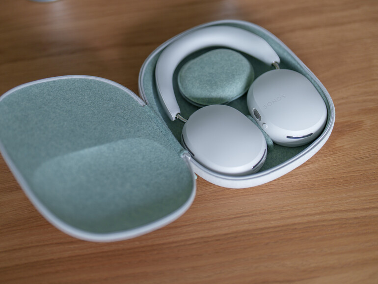 Das Case besteht zum größten Teil aus Filz. Die kleine grüne Tasche nimmt die beiden mitgelieferten Kabel auf, es hält magnetisch in der Hülle. 