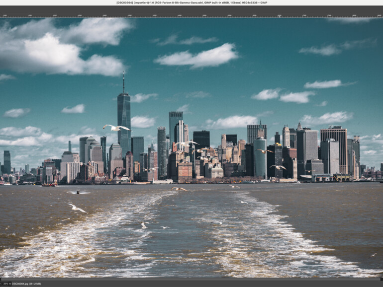 Bei allem berechtigten Lob für Gimp ist aber auch weiterhin klar: Echte Profis kommen kaum um Adobes Photoshop herum. Spätestens dann, wenn sie nicht nur für sich arbeiten, sondern auch im Auftrag anderer.