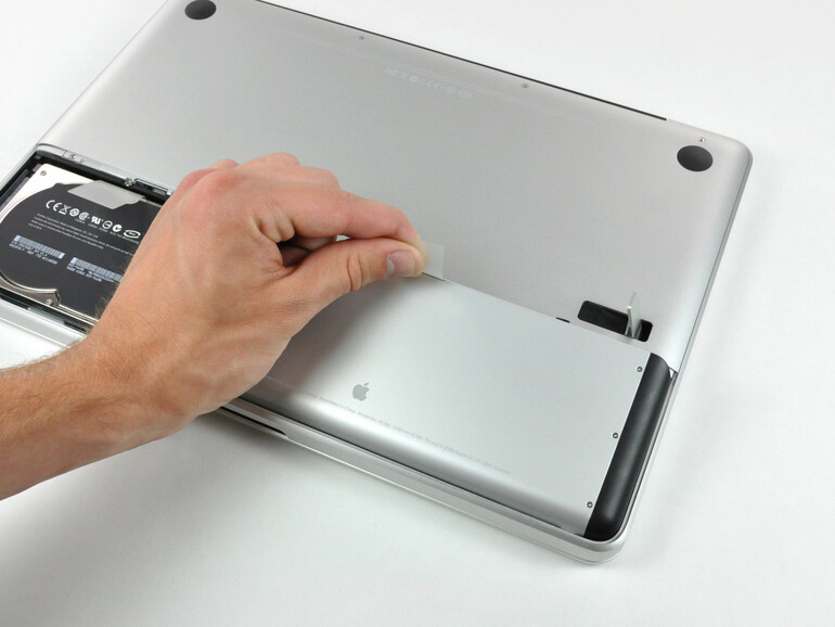 Es gab eins eine Zeit, in der war der Akku eines MacBook innerhalb weniger Sekunden gewechselt – nicht mal eine Schraube musste dafür gelöst werden.
