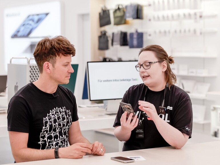 Nicht zu retten: Lisa Marie bestätigt meine Vermutung, dass es sich nicht lohnt, das überfahrene iPhone zu reparieren.