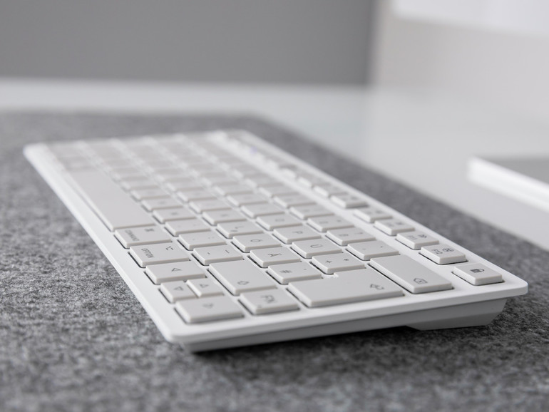 Die „Cherry KW 7100 Mini BT for Mac“ nimmt nicht viel Platz ein und verfügt über ein dezentes Äußeres.