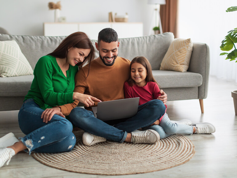 Besonders für Familien stellt sich die Frage, wie sie ihre Schnappschüsse teilen können.