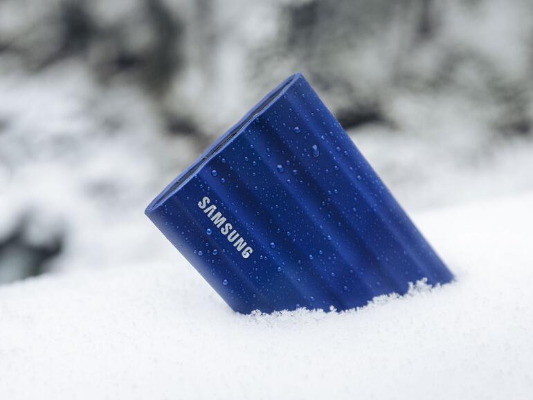 Die Samsung T7 Shield ist ein idealer Begleiter bei deinen Außeneinsätzen.