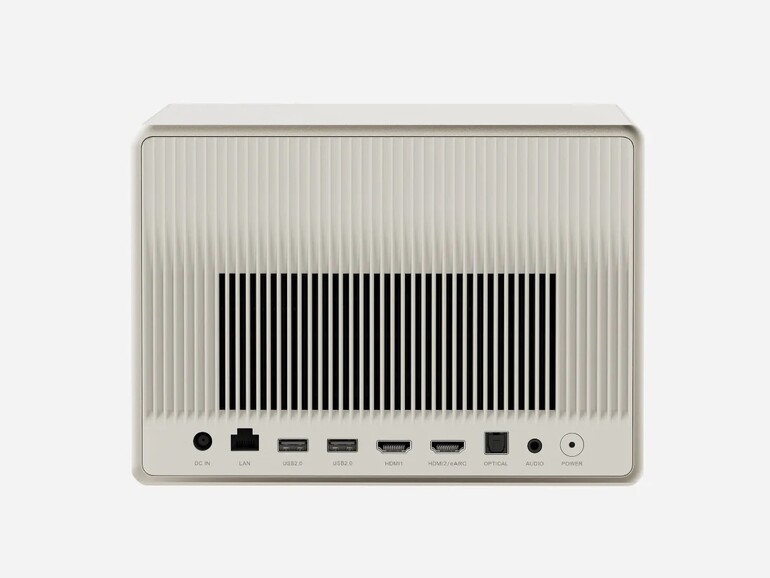 Die Anschlüsse finden sich auf der Rückseite, darunter zwei HDMI-Eingänge, davon einer eARC-fähig.