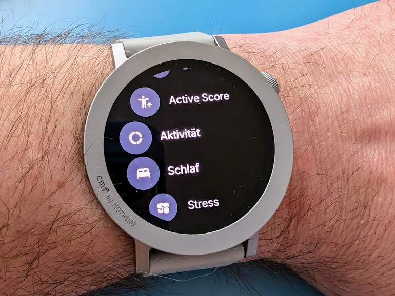 Zwischen den installierten Apps der CMF Watch Pro 2 scrollst du mit der griffigen Uhrenkrone.