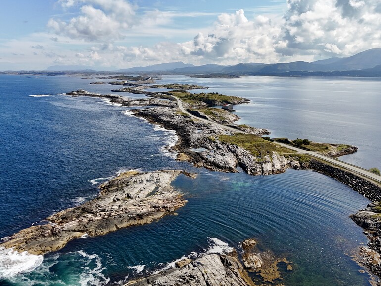 Mit der Drohne über die berühmte Atlantikstraße in Norwegen.