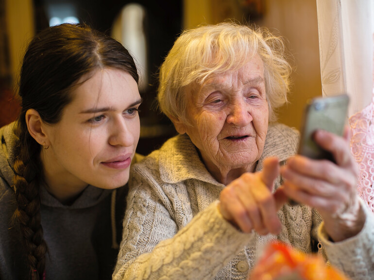 Für ältere Menschen kannst du dein altes iPhone als Notfalltelefon umrüsten.