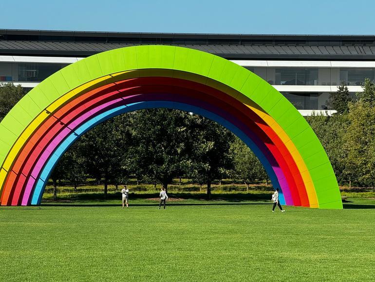 Der Regenbogenbogen im Apple Park