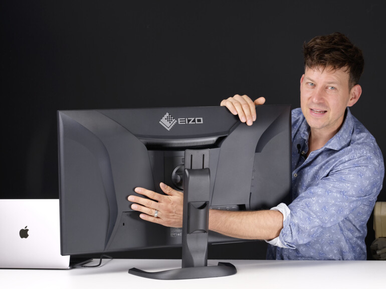 Flexibel: Unser Redakteur Jörg checkt die Einstellungsmöglichkeiten des EIZO-Displays.