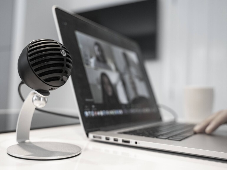 Längst ein gewohnter Anblick im Homeoffice: das USB-Mikrofon für die Teilnahme an Videokonferenzen.