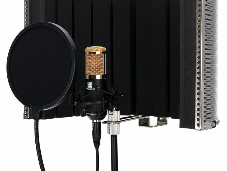 Die perfekte Ausrüstung: Ein Popschutz minimiert Plosivlaute, eine Mikrofonspinne entkoppelt das Mikro gegen Erschütterungen und ein Mikrofonschirm absorbiert Hall.