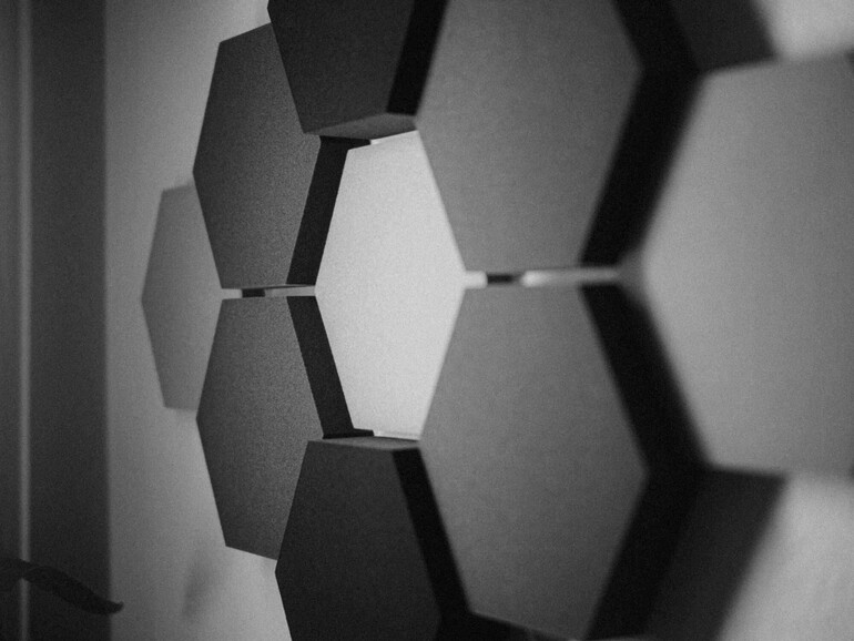 Schallabsorber in Form von Akustikpaneelen gibt es in allen Formen und Farben. Sie machen sich auch im Homeoffice gut.