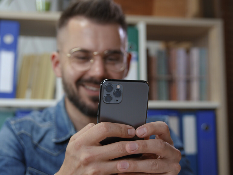 Mit deinem iPhone kannst du deinen Bildschirm aufzeichnen und als Video teilen.