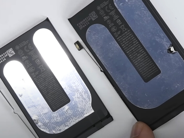 Der herausgenommene Akku und die Klebestelle