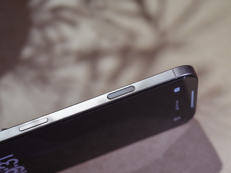 Die Kamerasteuerung ist ungemein praktisch und befindet sich genau dort, wo sich auch an einer „echten“ Kamera der Auslöser befindet.