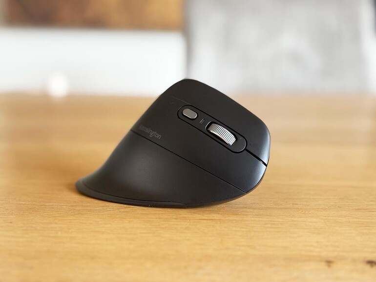 Die geschwungene Form der Kensington Pro Fit Ergo schmiegt sich angenehm an deine Hand an.