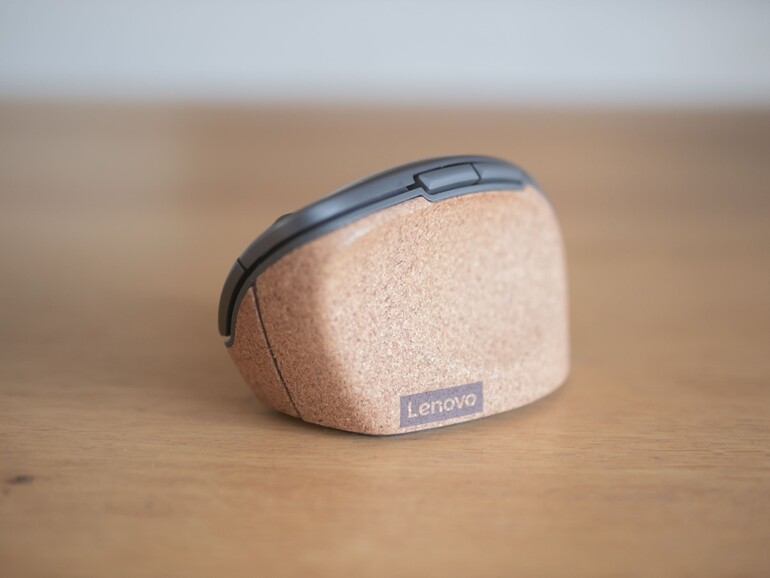 Die Lenovo Go besteht zu einem Teil aus Kork, was sich angenehm anfühlt.