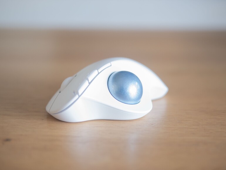 … denn statt sie über die Unterlage zu bewegen, bewegst du den Mauszeiger per Trackball.