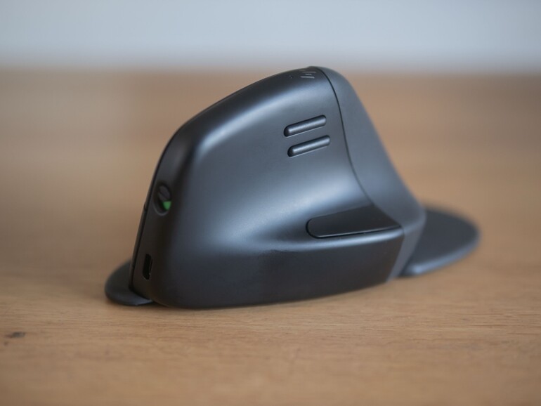 Alle Tasten klicken sich angenehm weich, geladen wird per USB-C vorn, wo sich auch der Ein-/Ausschalter befindet. 