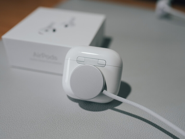 Nur die AirPods 4 mit ANC kommen mit einem Ladecase, das Wireless Charging unterstützt. Der Apple-Watch-Ladepuck hält magnetisch, für einen magnetischen Halt auf MagSafe-Charger indes ist das Case schlicht zu … klein.