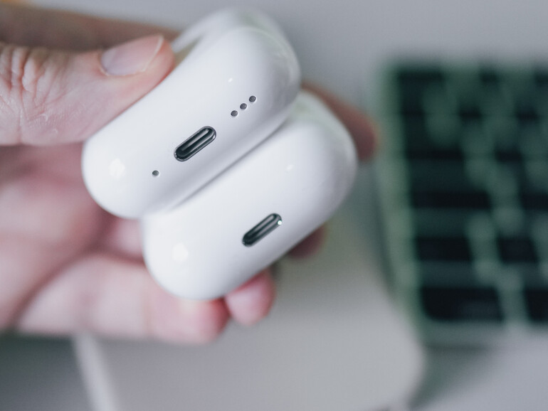Der kleine Unterschied: Die AirPods 4 mit ANC kommen mit einem. etwas größeren Ladecase, das kabelloses Laden unterstützt und zudem über einen Lautsprecher verfügt, der das Case bei der Suche via „Wo ist?“ einen Laut geben lässt.