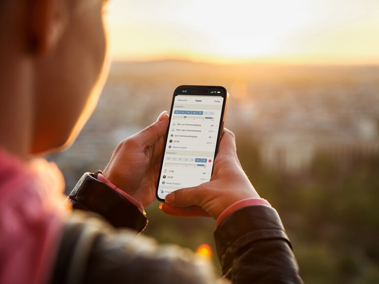 In der übersichtlichen App von Eve kannst du nicht nur Zeitpläne und Automationen anlegen, du siehst auch, wie viel Strom durch die Steckdose fließt.