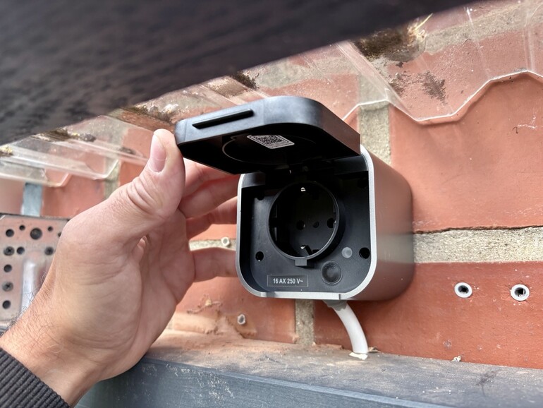 Unter der Klappe befindet sich eine Status-LED und ein Knopf, mit dem du die Eve Energy Outdoor schalten kannst, solltest du dein iPhone einmal nicht zur Hand haben.