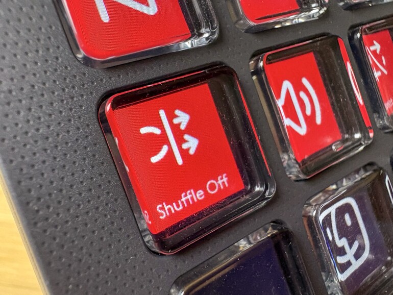 Die LCD-Tasten sind stets gut lesbar, die Helligkeit kannst du regulieren.