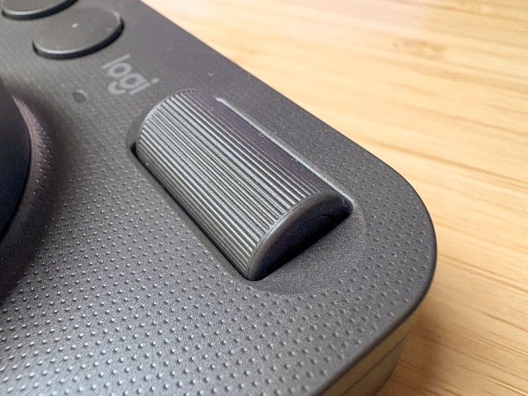 Neben dem großen Drehrad bietet das Dialpad eine Rolle zum Scrollen oder Zoomen.