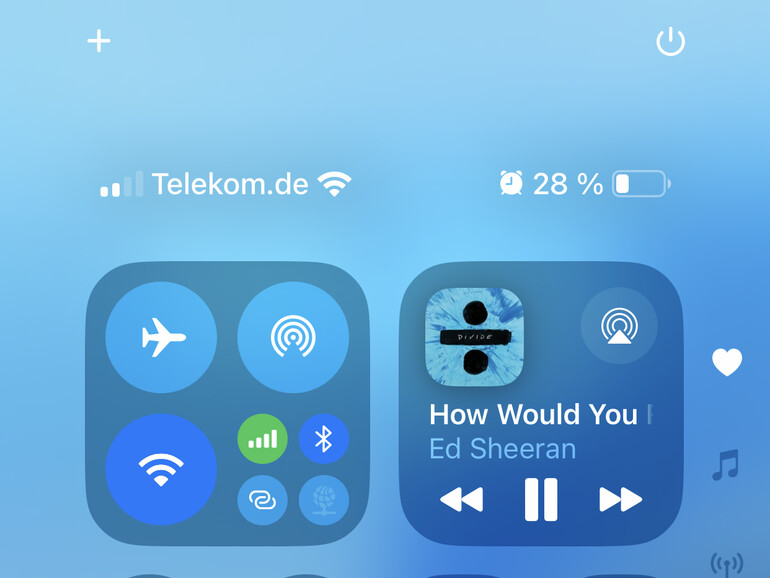 Das neue Kontrollzentrum zeigt oben rechts das Symbol der Power-Taste. Tippst du lange darauf, erscheint ein Schieber zum Ausschalten des Geräts. Brichst du den Vorgang ab, bleibt das Gerät trotzdem gesperrt und erfordert wie nach dem Einschalten einmalig die Code-Eingabe bevor Face-ID wieder nutzbar ist.
