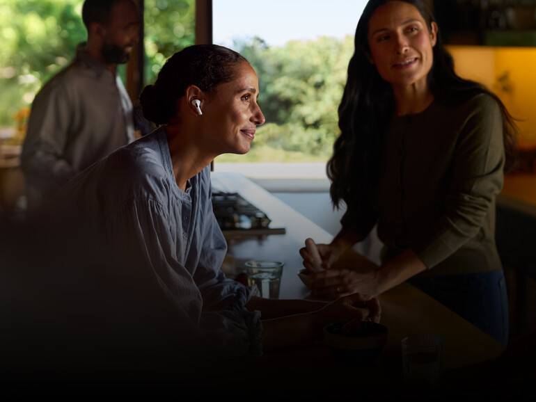 Die AirPods Pro 2 kannst du als Hörhilfen im Alltag verwenden.