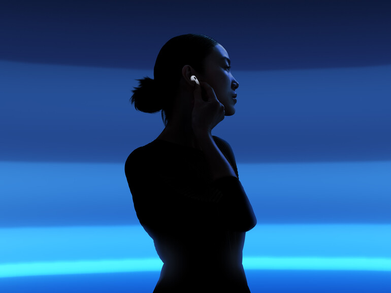 Mit AirPods Pro 2 und mit den neuen AirPods 4 mit ANC-Funktion kannst du störende Umgebungsgeräusche ausblenden.