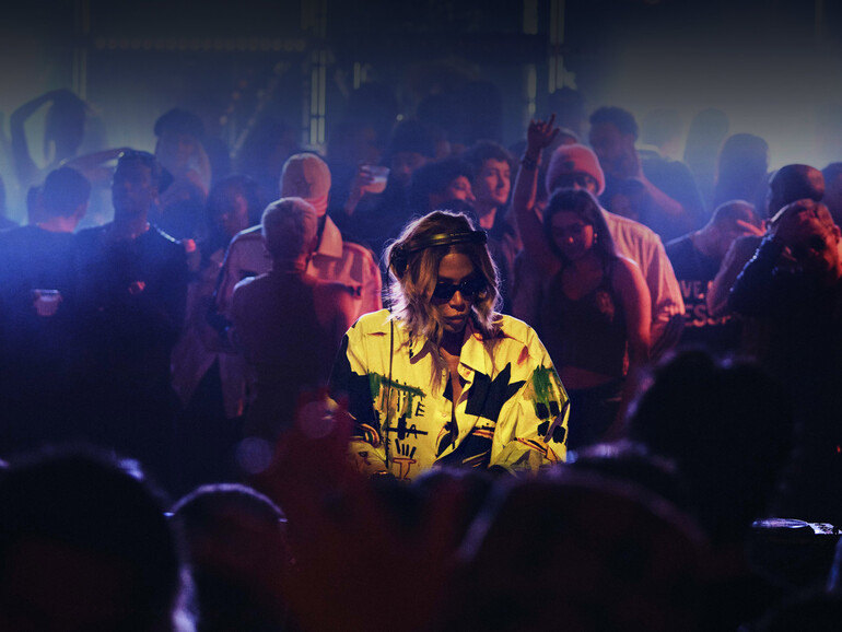 Die AirPods Pro 2 können helfen, bei lauten Konzerten dein Gehör zu schützen und lassen trotzdem die Musik genießen.