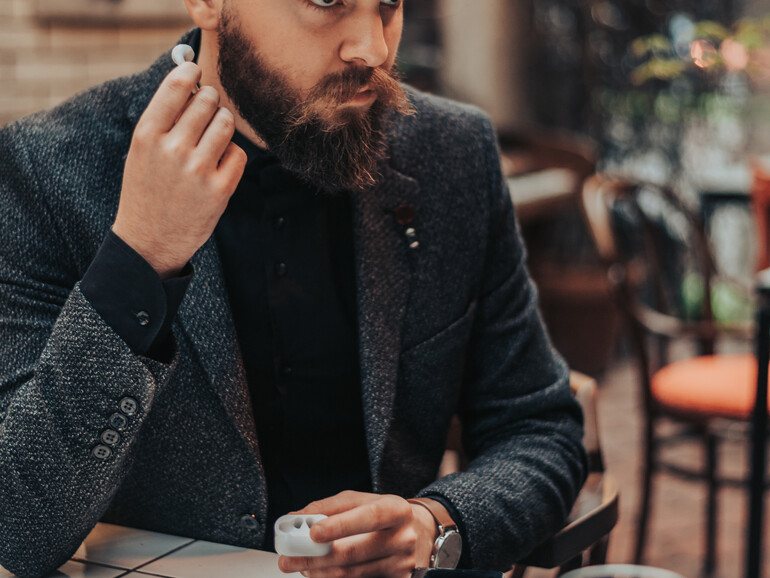 Du kannst deine AirPods in lauten Umgebungen mittels „Live-Mithören“-Funktion als Hörhilfe einsetzen, um deine Gesprächspartner besser zu verstehen.