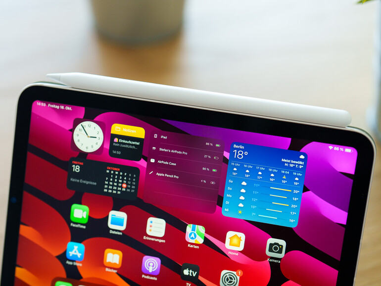 Der Apple Pencil Pro lädt kabelfrei per Induktion auf, sobald du ihn an der Längsseite des neuen iPad mini „anklebst“.