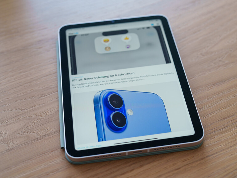 Noch immer grinsen dich die relativ breiten „Trauerränder“ dreist an. Das ist heutzutage zwar nicht allzu elegant. Beim Greifen und Halten des iPad mini etwa als E-Reader haben sie jedoch ihre Berechtigung. Merke: Wie du's machst, machst du's falsch!