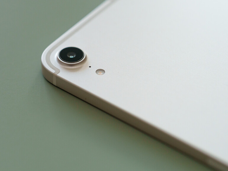 Die rückseitige Kamera bleibt weitestgehend unverändert. Das iPad mini verfügt somit weiterhin über eine 12-Megapixel-Weitwinkelkamera mit einem fünffachen Zoom. Die einzige softwareseitige Aktualisierung betrifft die HDR-Funktion: Diese verfügt nun über Smart HDR in der Version 4 statt vormals 3, was Einfluss auf die Farben, die Beleuchtung sowie den Kontrast und Dynamikbereich nimmt. Sinnvoll bei einem kleinen Tablet: Das iPad mini 7 bietet eine Dokumentenscan-Funktion, entfernt also beim Abfotografieren Schatten und ermöglicht so die zweckgebundene Weiterverarbeitung mit der Notizen-App.