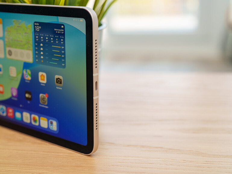Weiterhin beschränkt sich Apple auf eine einzelne USB-C-Schnittstelle. Diese jedoch überträgt ihre Daten nun gemäß dem 3.2-Gen-2-Standard mit bis zu 10 Gigabit pro Sekunde und damit doppelt so schnell im Vergleich zum vorhergehenden Modell.