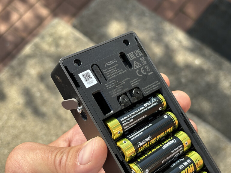 Das Außenmodul benötigt entweder sechs AA-Batterien oder einen Anschluss an den Klingeldraht. Im letzteren Fall behält der bestehende Türgong seine Funktion.