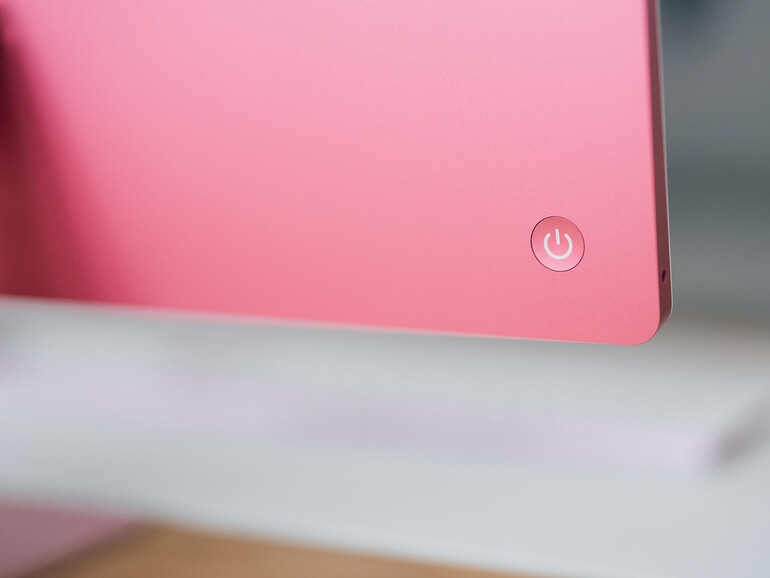 Ist's dein erster iMac? Lass dir bei der Suche nach dem Einschalter helfen: Apple-typisch befindet er sich auf der Rückseite. Gonnnnng!