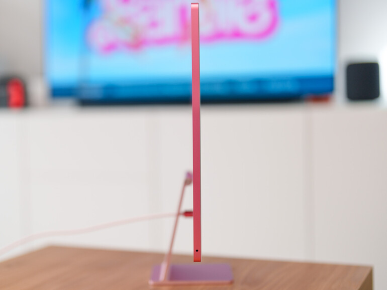 Schlanke Linie: Der iMac ist gerade einmal knapp 1 Zentimeter „dick“. Da hat seitlich gerade einmal der Audioanschluss Platz. Apropos Audio: Das Sechs-Lautsprecher-System, das zwei Tieftöner mit Kräfteausgleich enthält und eine wunderbar breite Stereobühne erzeugt, gehört weiter zum Besten, was du je bei einem Desktopcomputer zu hören bekommen wirst.