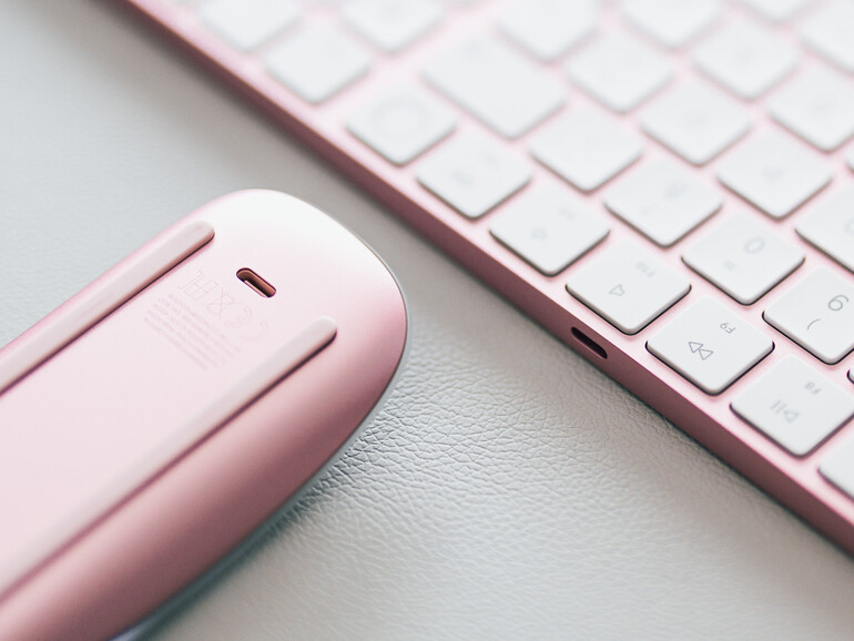 Die gewählte Farbe spiegelt sich weiterhin nicht nur am Gehäuse und (dem leider weiter erstaunlich unflexiblen) Standfuß, sondern auch an der Tastatur und sogar der Unterseite der Maus wider. Und ja: Letztere musst du weiter zum Laden auf den Rücken legen – nun aber per USB-C.