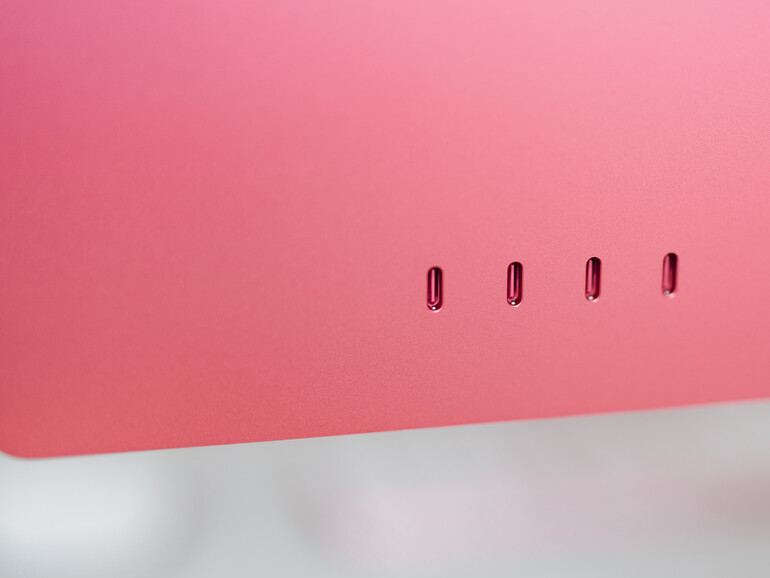 Der aktuelle iMac offeriert bis zu vier das Thunderbolt-4-Protokoll unterstützende USB-C-Schnittstellen. Die Übertragungsgeschwindigkeit liegt somit bei jeweils 40 Gbit pro Sekunde. Im DP-Alt-Modus lassen sie den Anschluss leistungsfähiger Monitore zu.