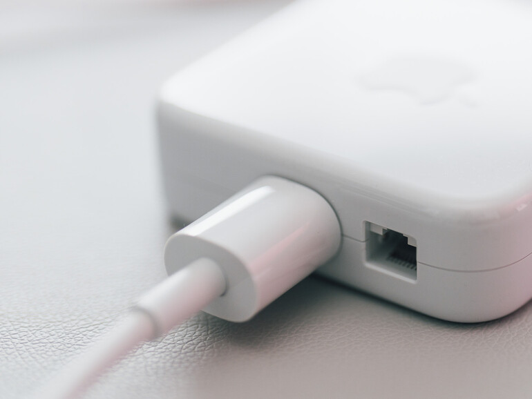 Wer der kabelgebundenen Internetübertragung mehr vertraut als dem WLAN-Netz, findet eine Gigabit-Ethernet-Schnittstelle am Netzteil des Rechners – eine nach wie vor elegante und zudem praxisnahe Umsetzung. Für das Basismodell des iMac M4 mit acht CPU-Kernen ist der Ethernet-Port überraschenderweise optional; du kannst ihn für einen Aufpreis von 30 Euro hinzufügen. Frag uns nicht …